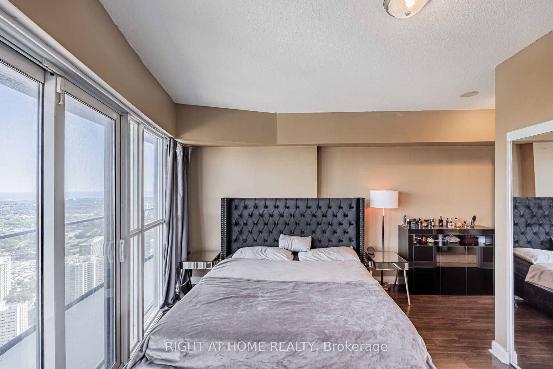 60 Absolute Ave 5208