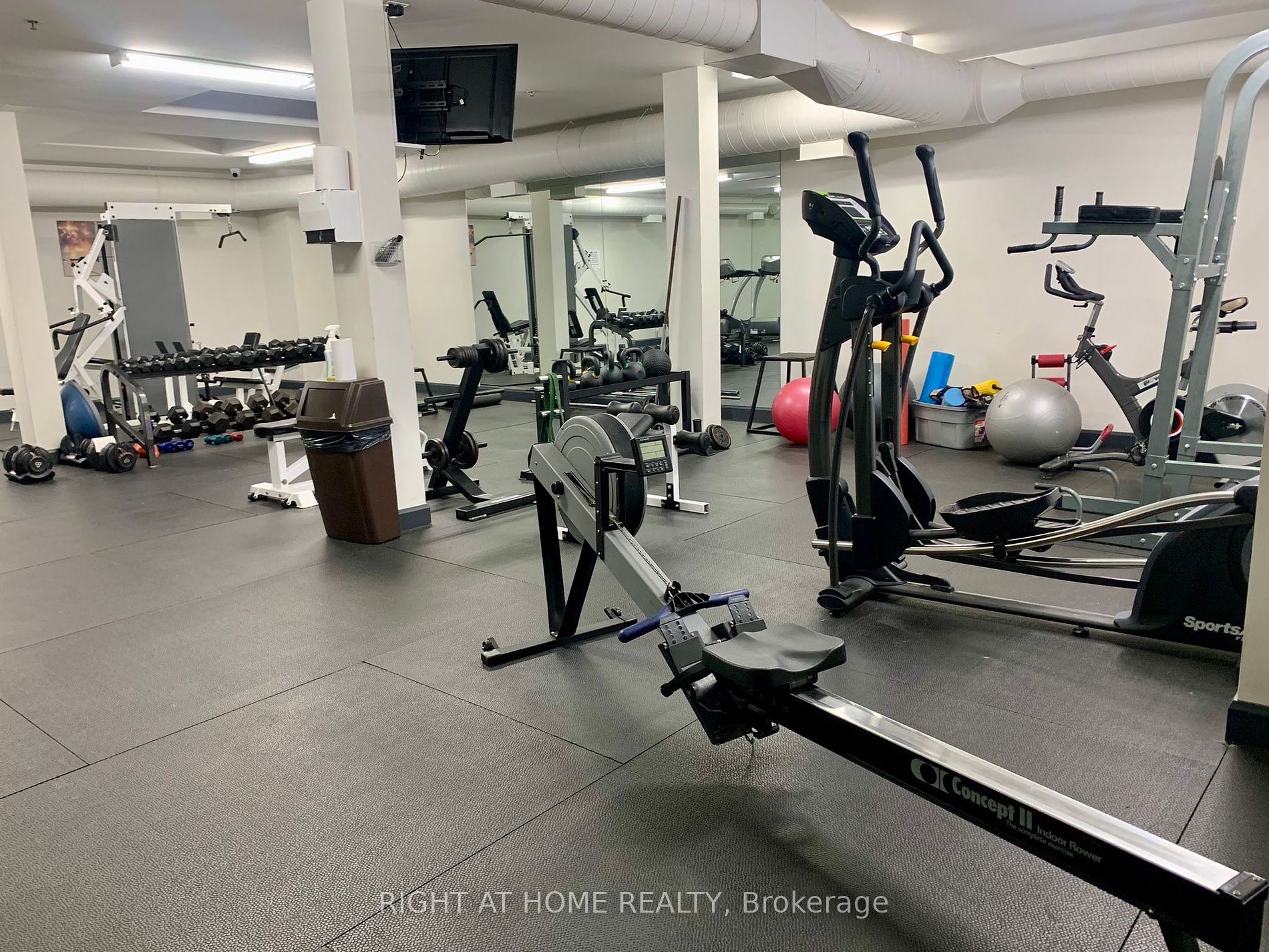 993 W Queen St 413