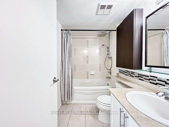 16 Yonge St 803