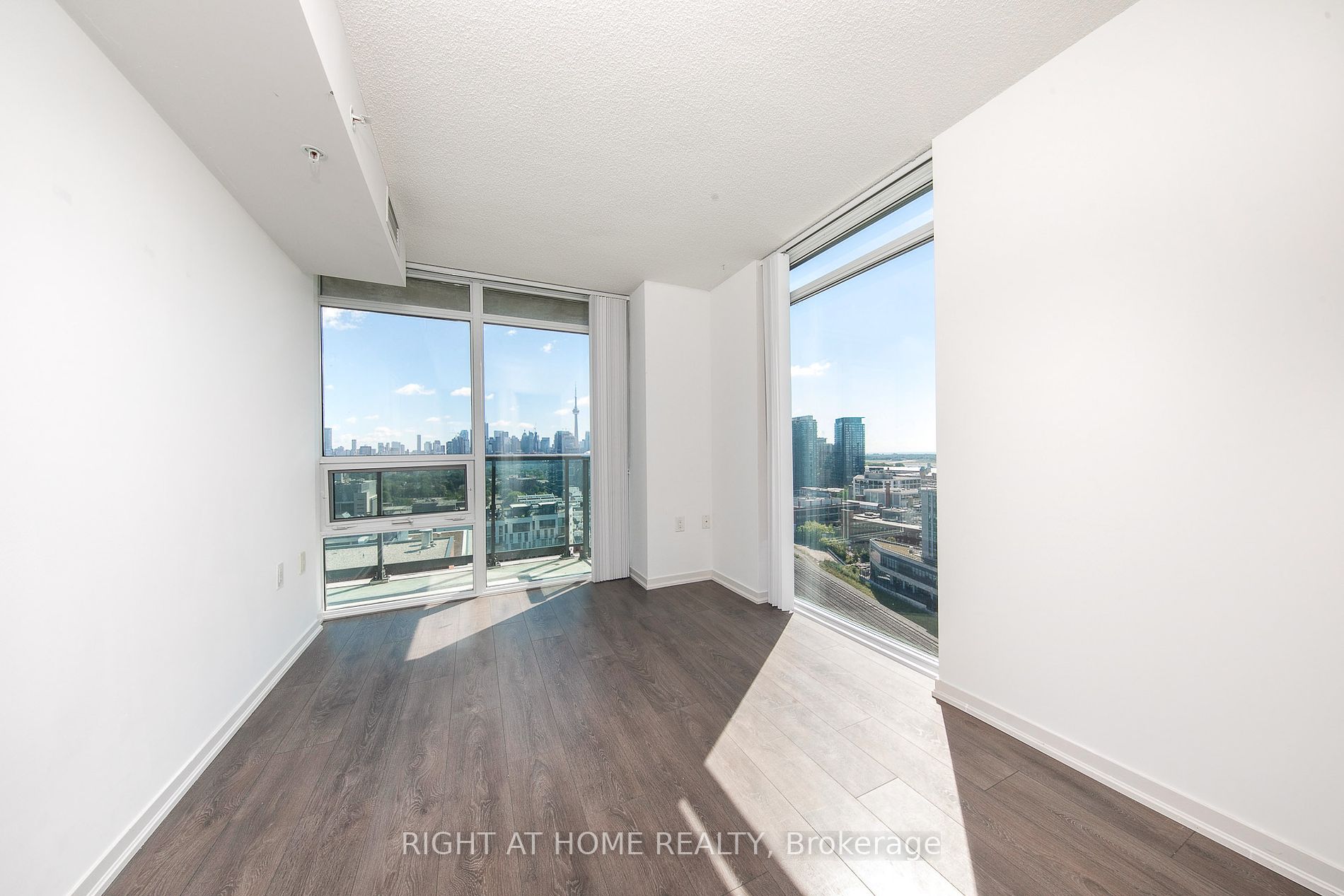 36 Lisgar St 2110E