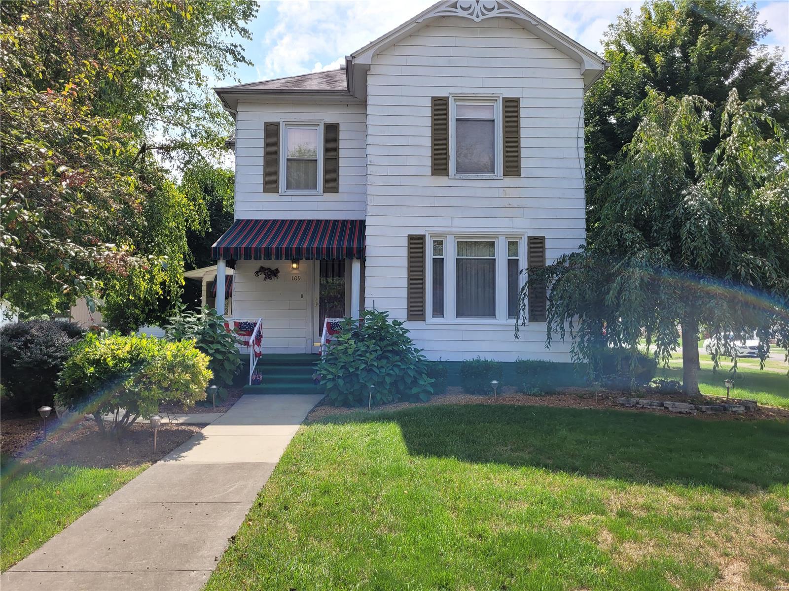 129,900 109 W Broad Street Raymond IL 62560 Montgomery County Realty