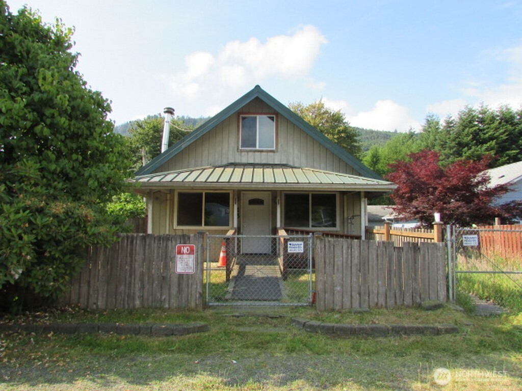 Charming home in the peaceful community of Morton. Features fully fenced yard, sliding glass door off of dining room, spacious kitchen with bay window and skylight. This home with a territorial view also features sunken bonus room off of the garage.