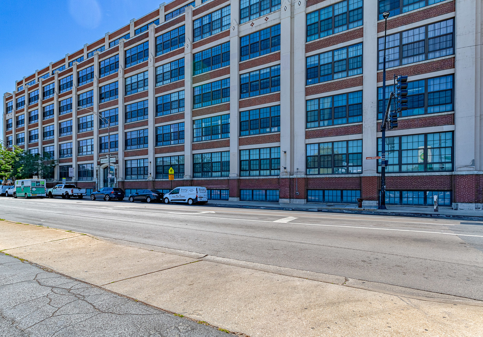 HOT AVONDALE LOFT!  COZY HOME, SPECTACULAR CITY VIEW. SPACIOUS UNIT WITH 12 FT CEILINGS, EXPOSED BRICK & LARGE WINDOWS. GRANITE COUNTER TOPS, 42" CABINETS, STAINLESS STEEL APPLIANCES, CERAMIC TILE BATHROOM W/ DEEP TUB. LR/DR/KITCHEN WIDE HALLWAY WITH HARDWOOD FLOORS. FULL SIZE WASHER/DRYER IN UNIT.  LOTS OF UPGRADES. DOORMAN, EXERCISE ROOM, HANGING BIKE RACK. HEATED INDOOR GARAGE PARKING INCLUDED!