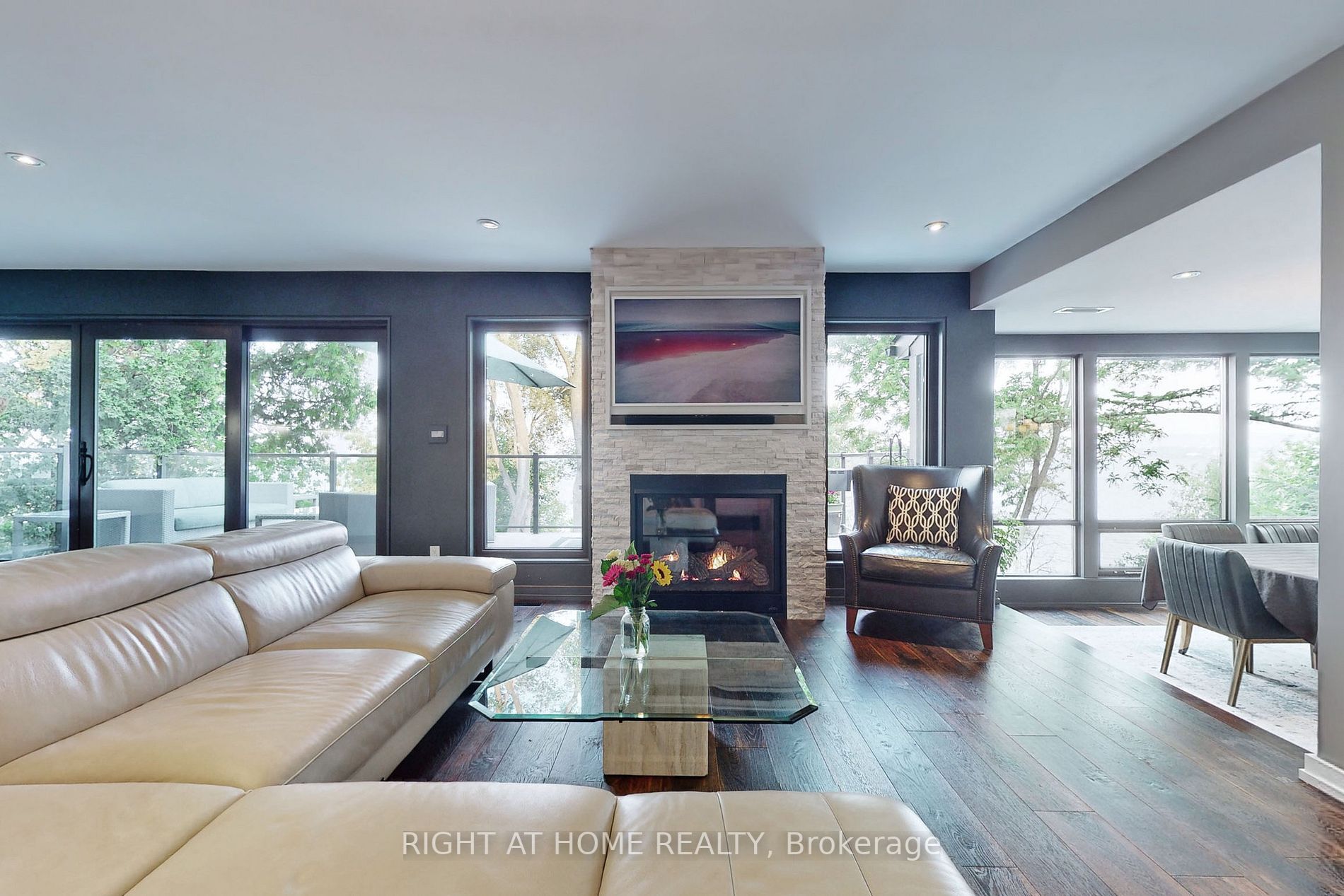 868 Danforth Pl