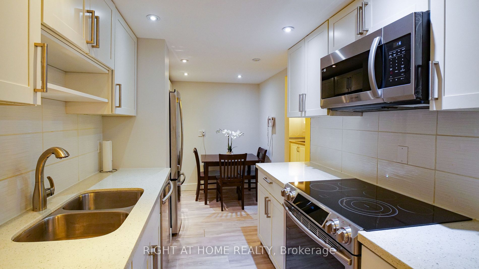 812 Burnhamthorpe Rd 705