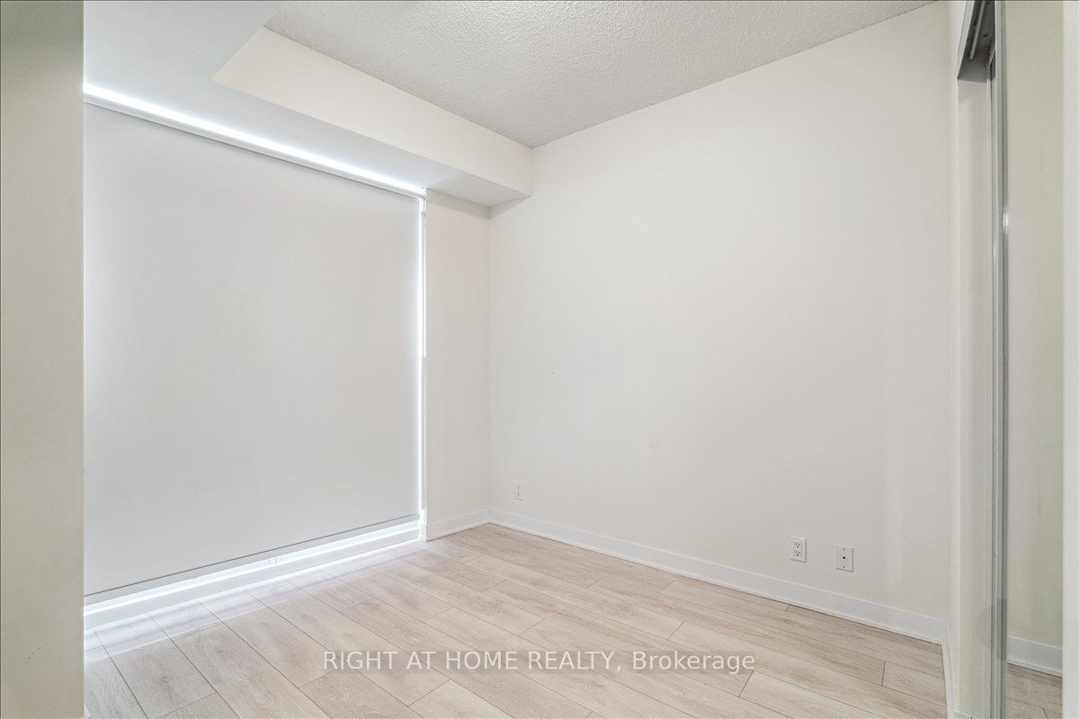 2221 Yonge St 2407
