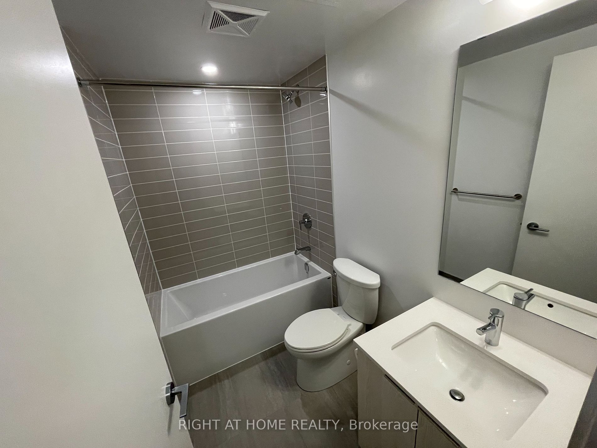357 W King St 1105