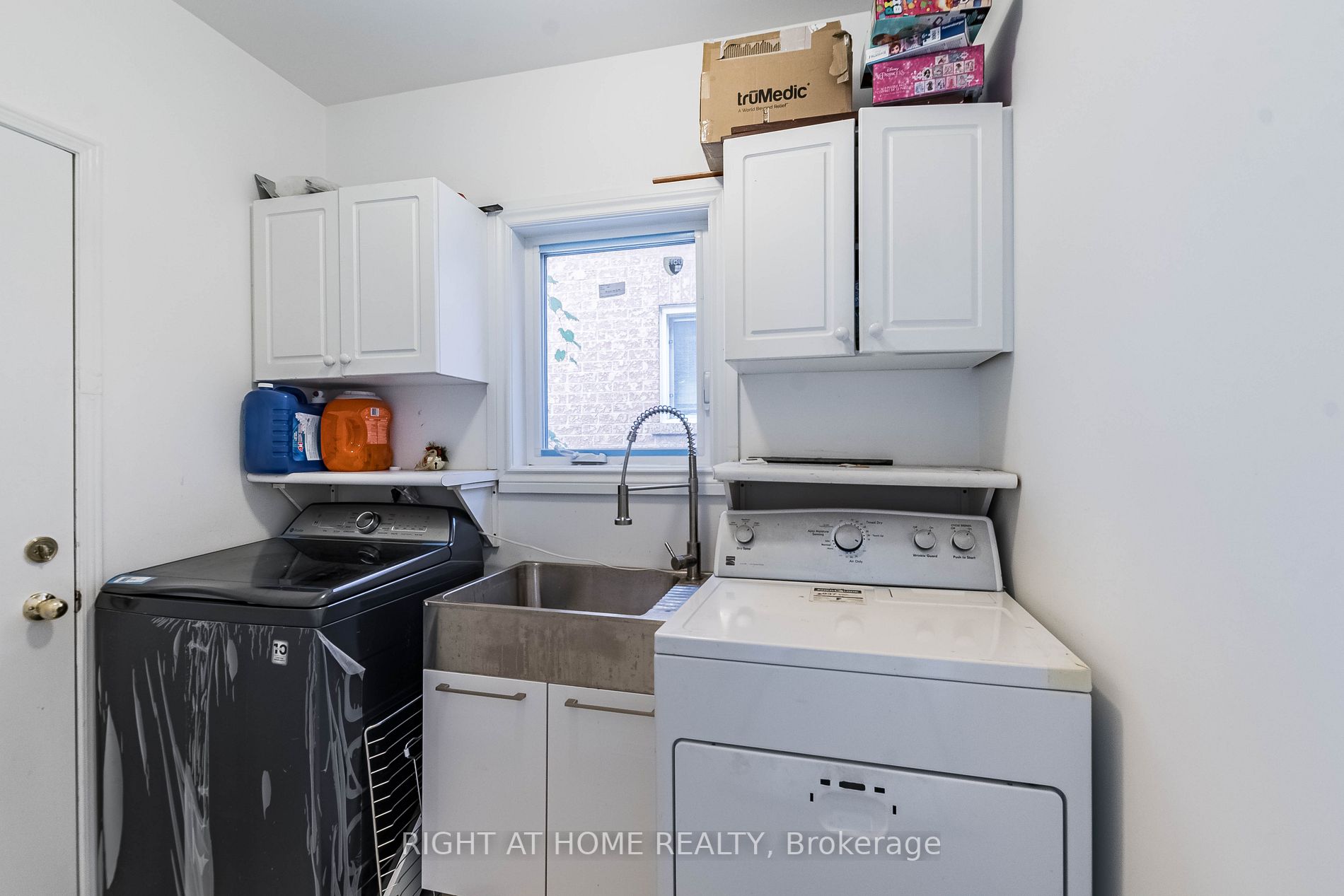 5579 Whitehorn Ave Upper