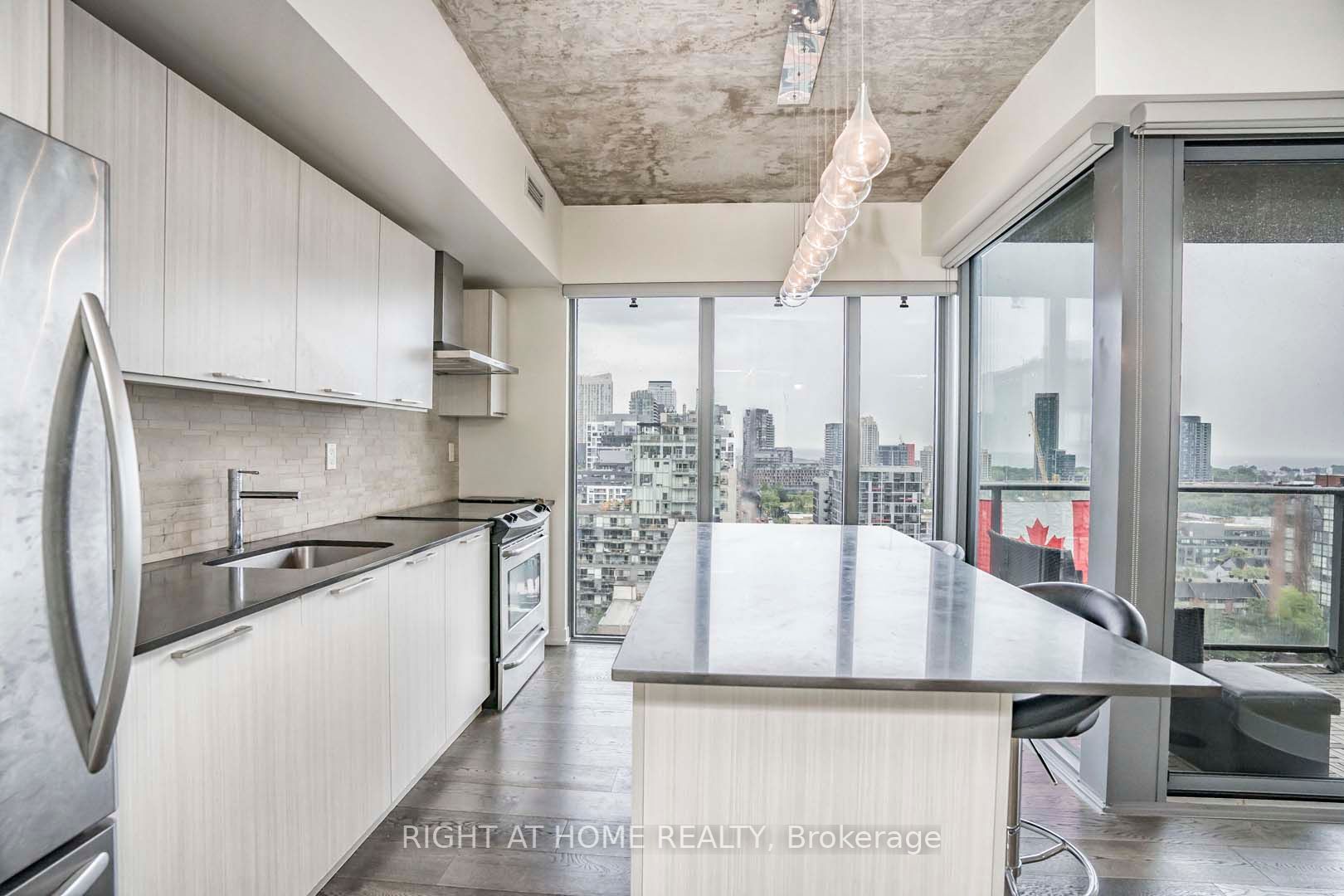 95 Bathurst St 1405