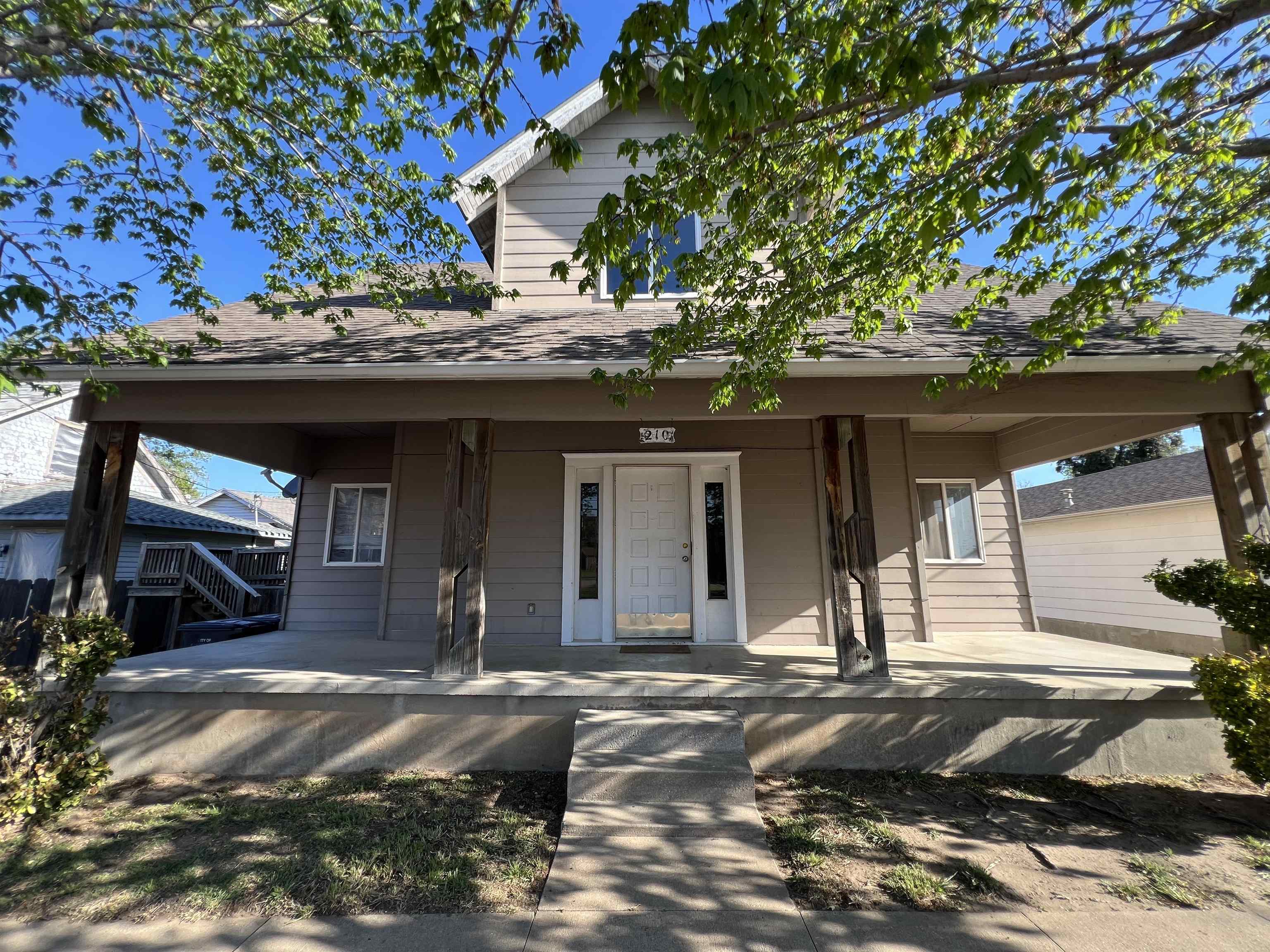 210 W Chestnut
