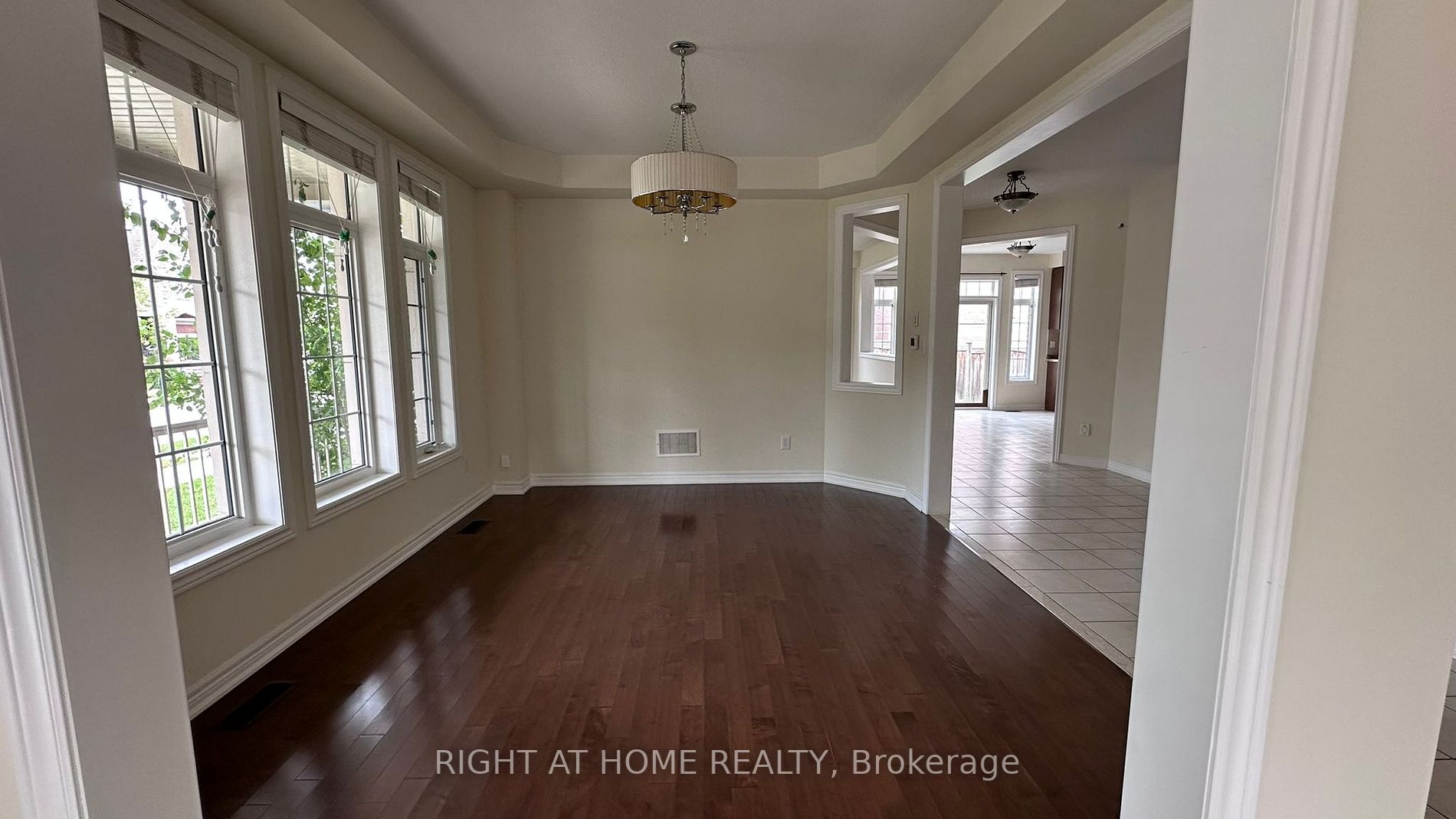 3185 Larry Cres