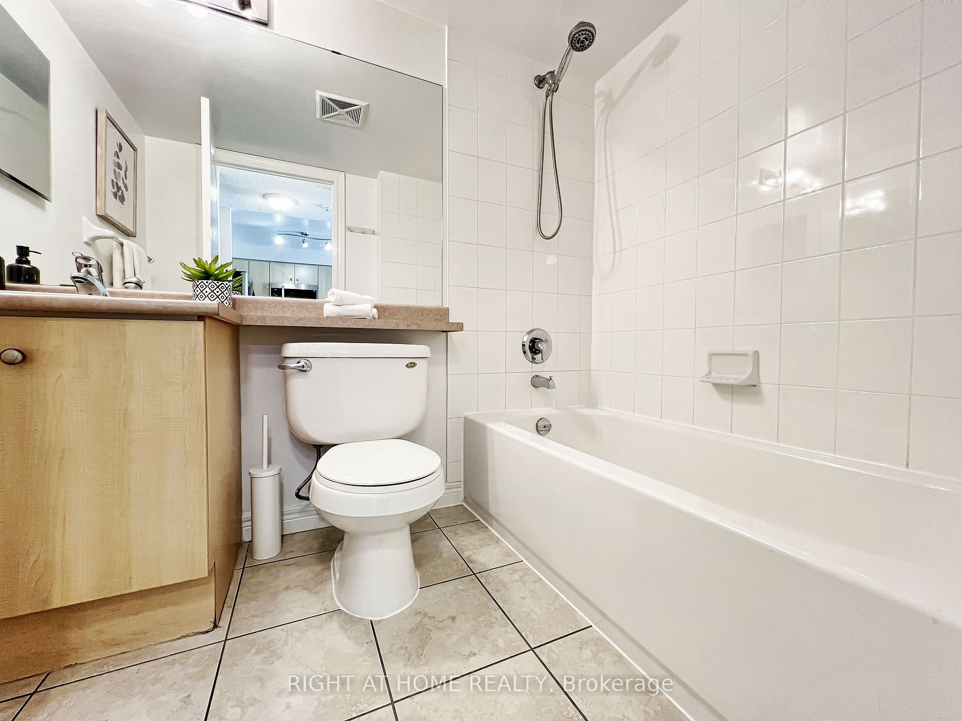 212 E Eglinton Ave 502