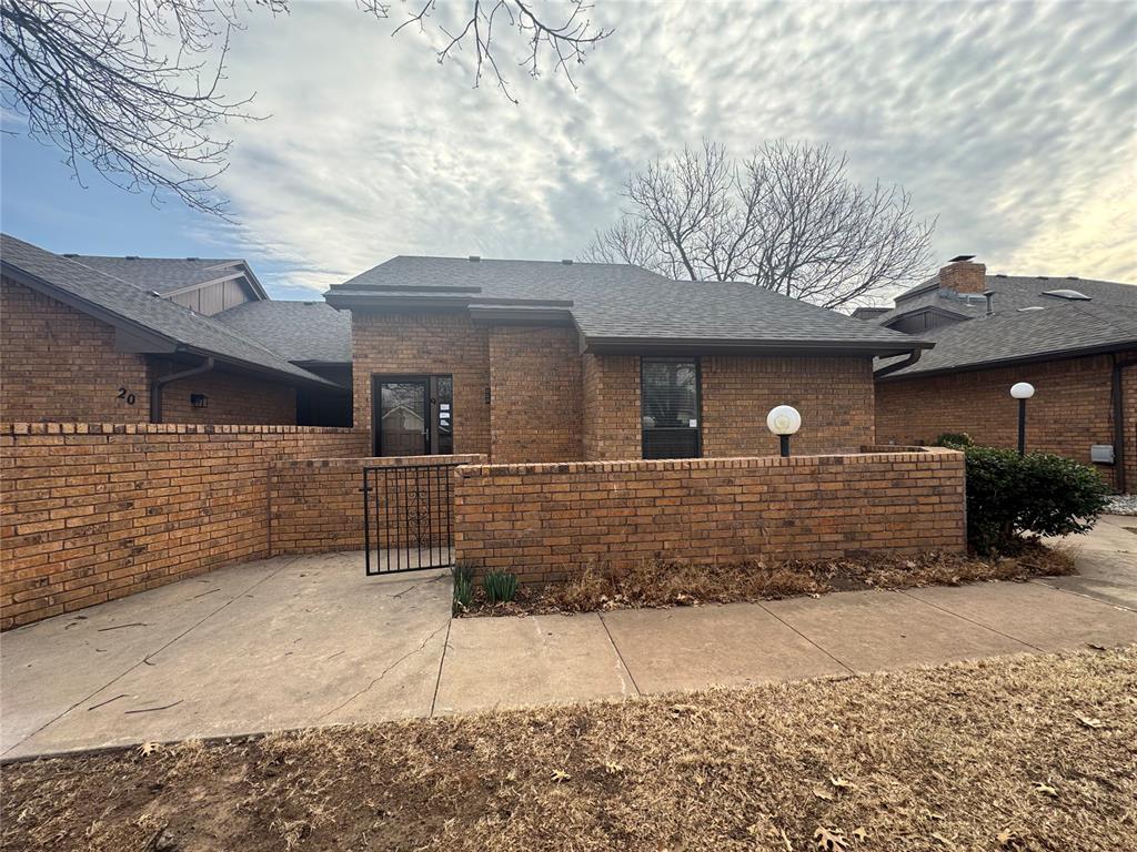 Put your own touches on this 3 bed 2 bath condo on the west side of Norman! Demolition is already complete, just come in with your vision and some materials!Buyer to verify any and all information.