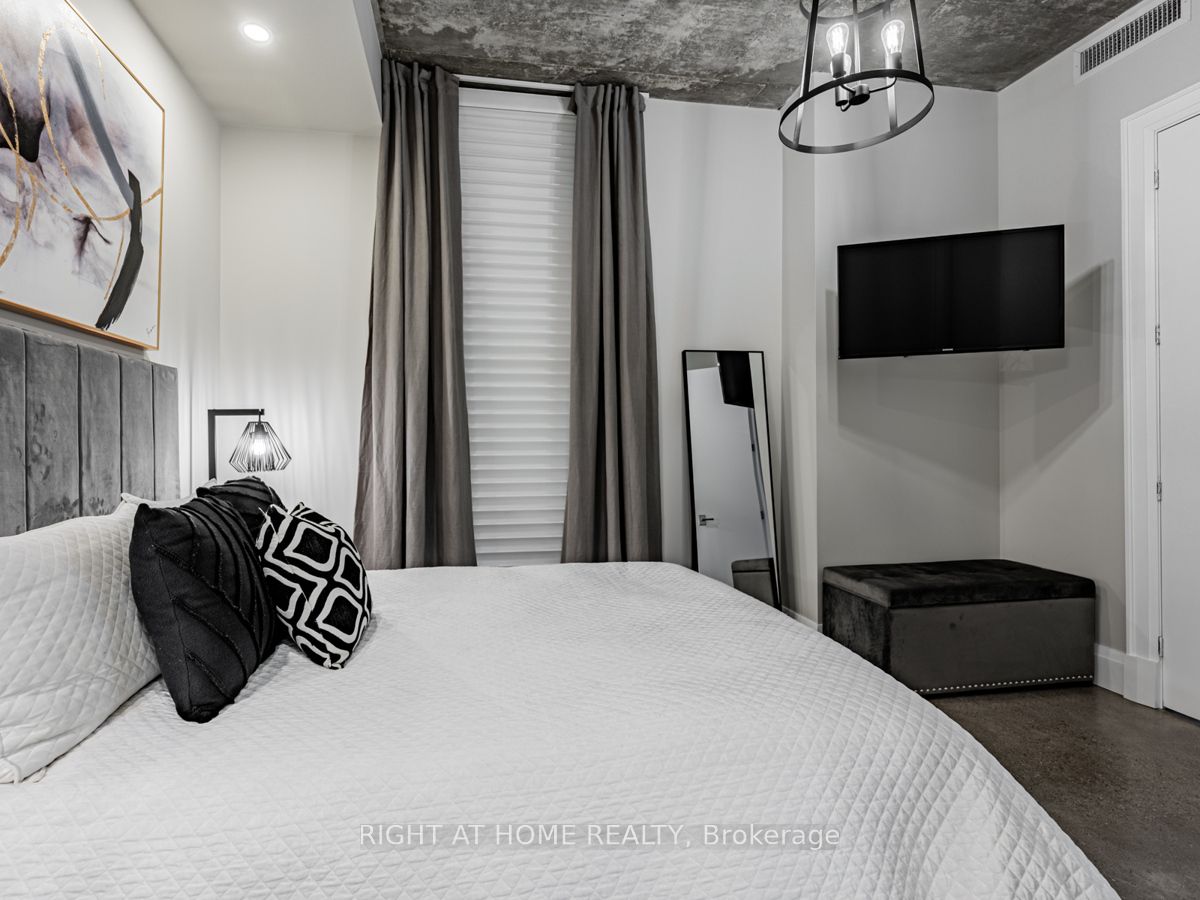 23 Brant St 704