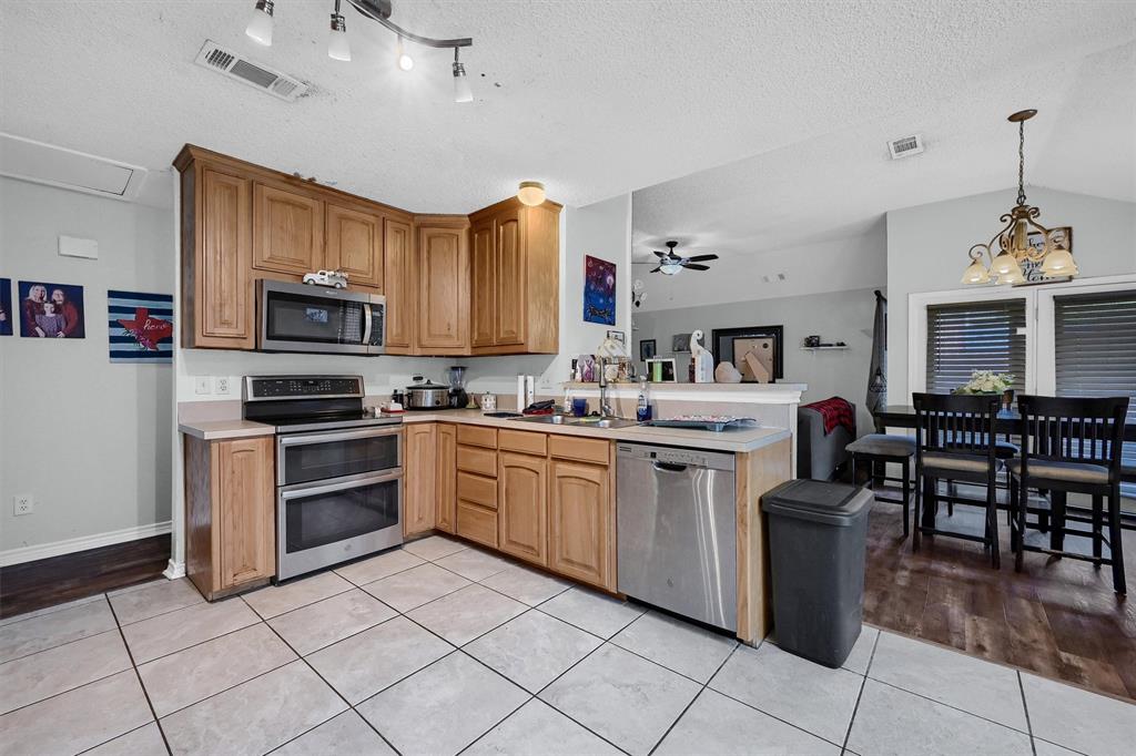 1933 Lakeview Circle