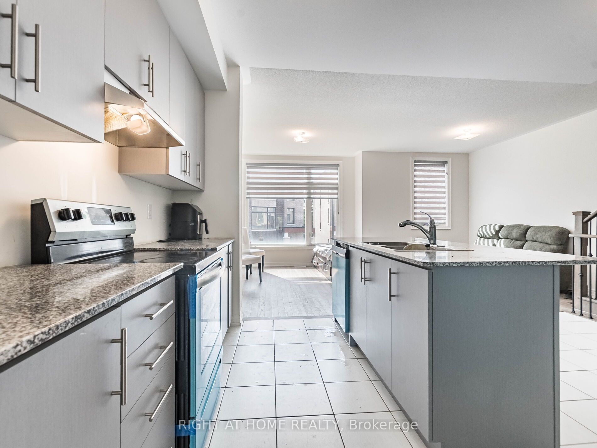 41 Queenpost Dr