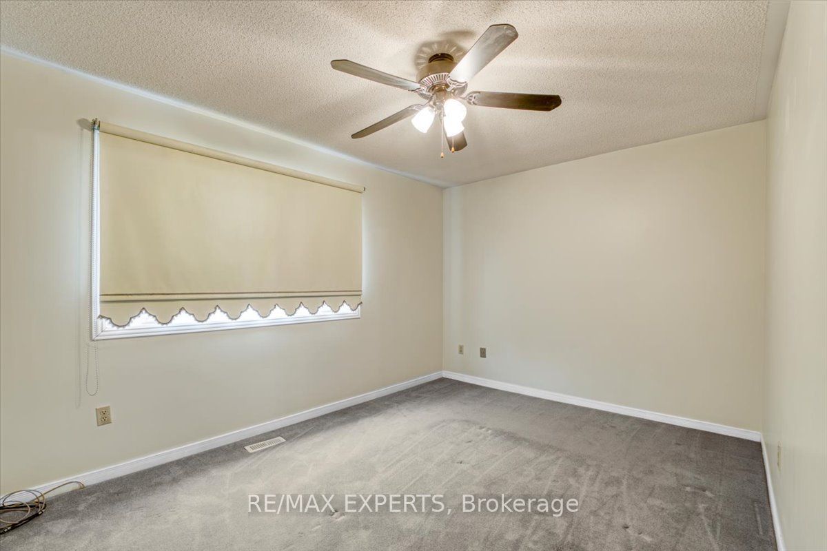 15 Woodlot Cres