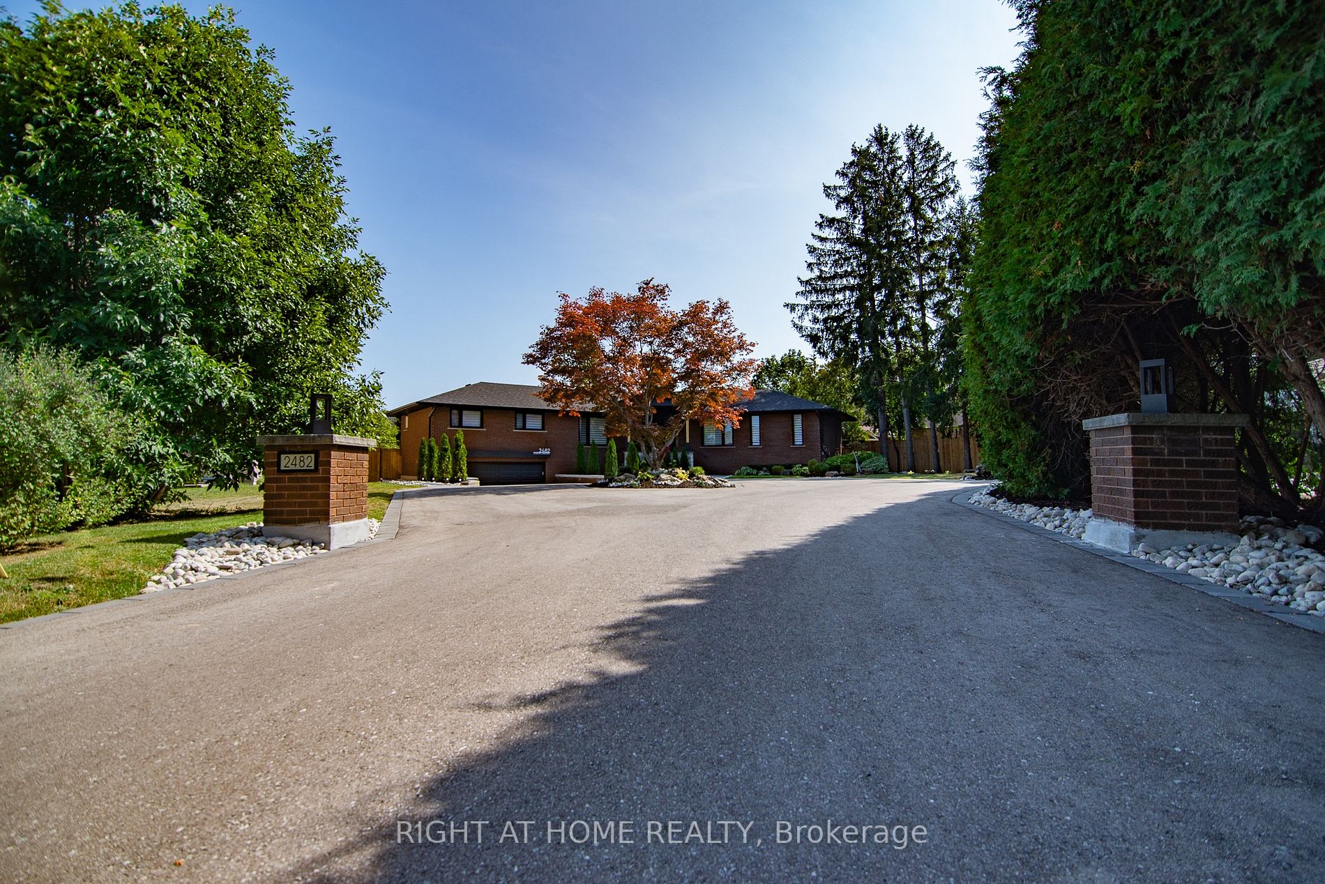 2482 E Sharon Cres
