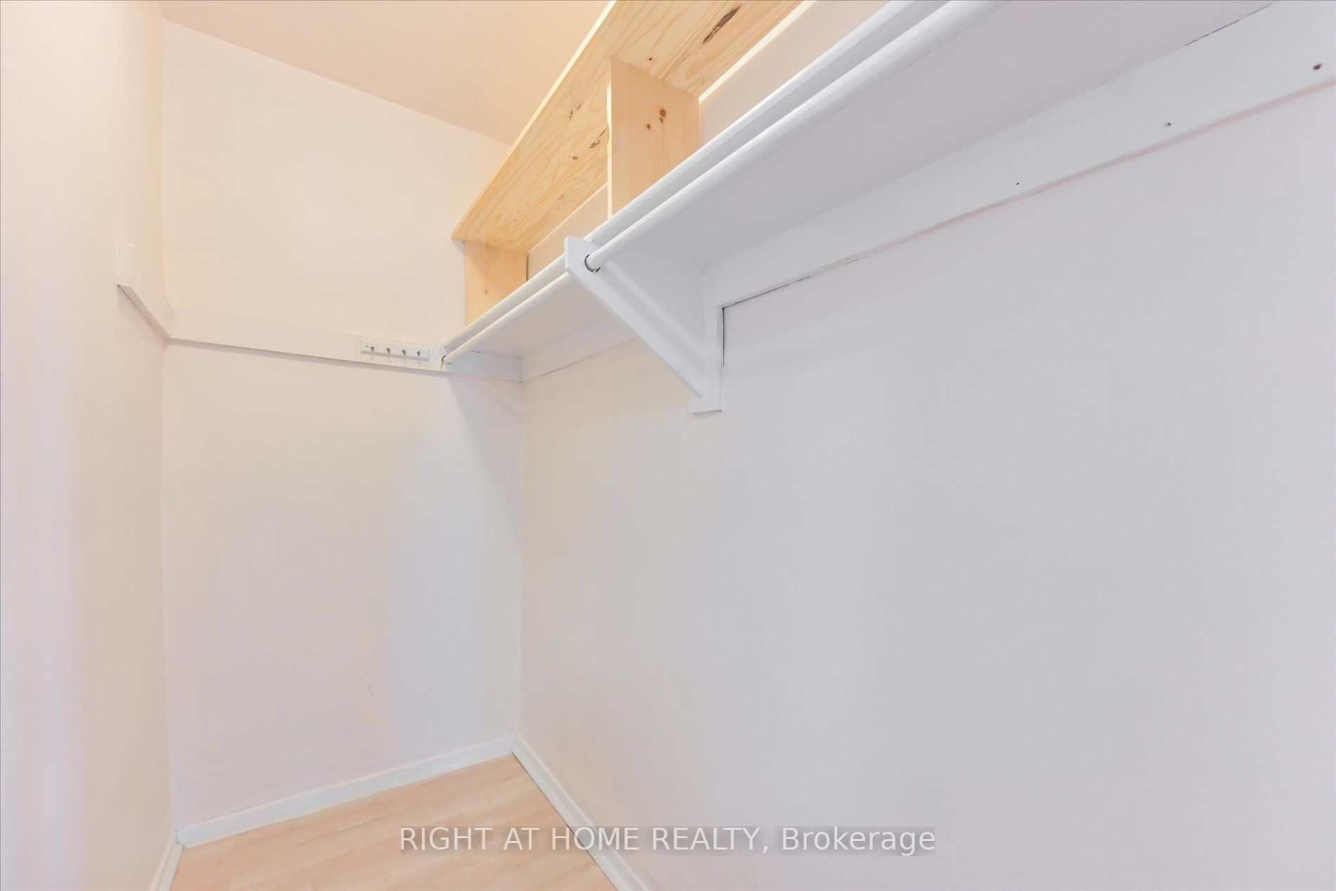 3105 Queen Frederica Dr 905