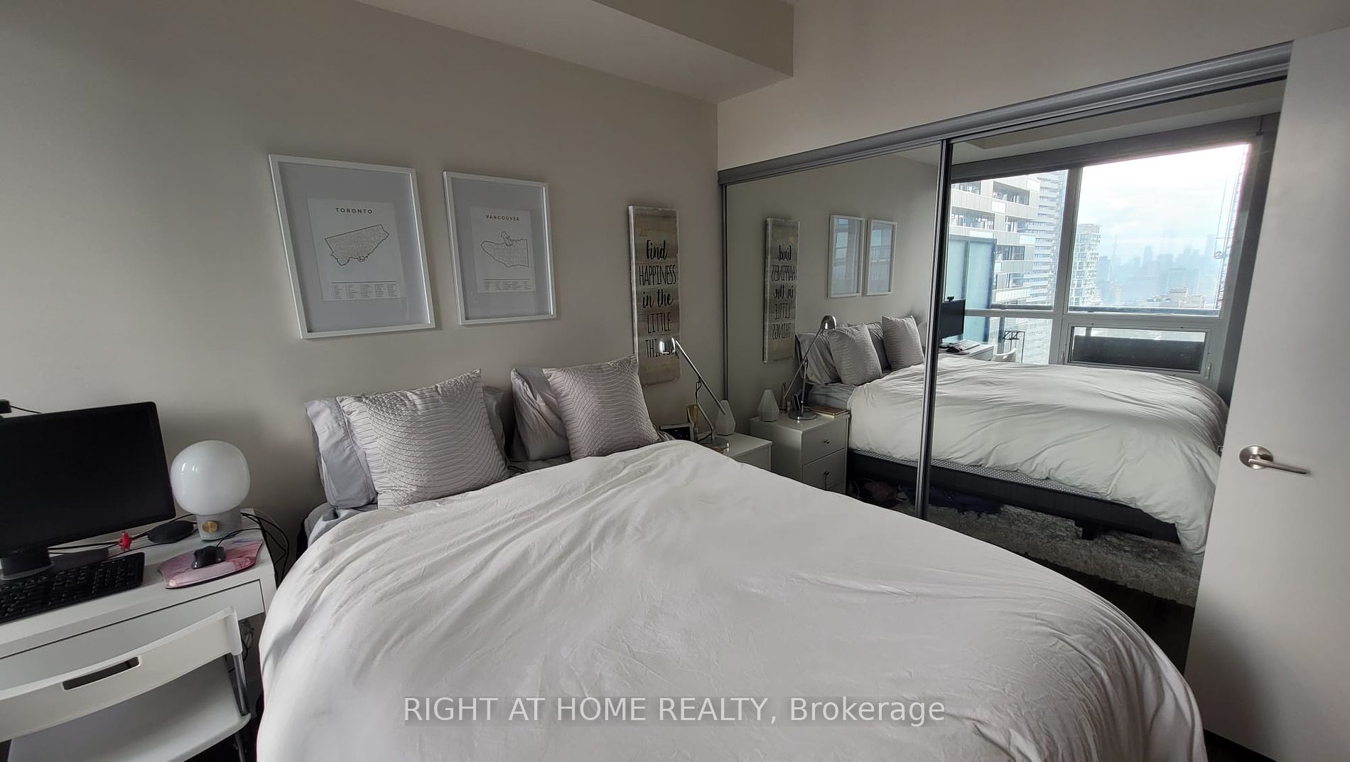 30 Roehampton Ave 2211