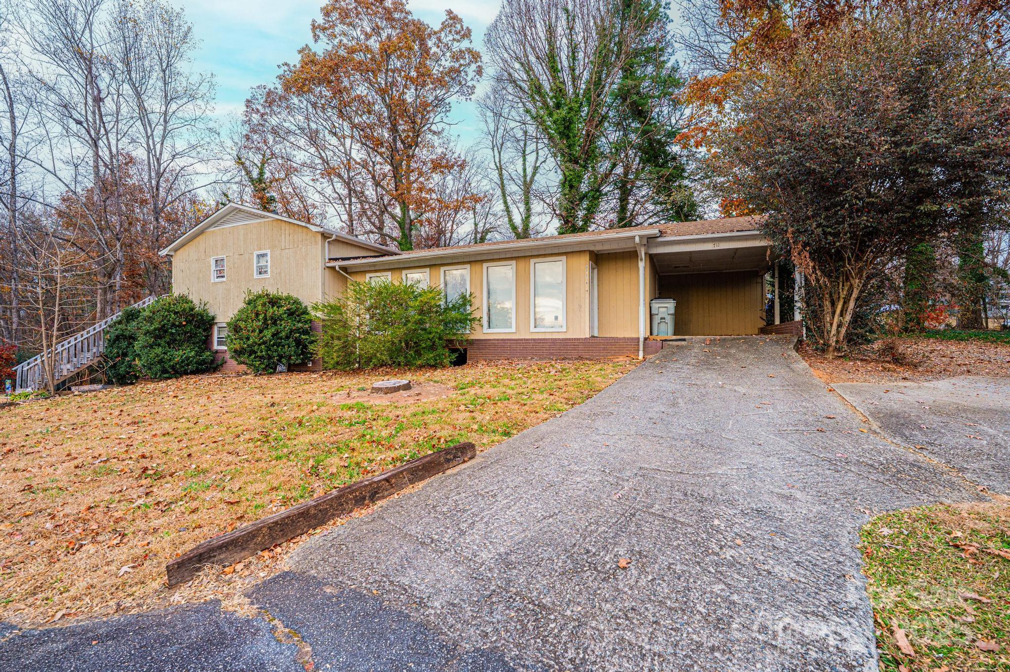 711 Meredith Court SW