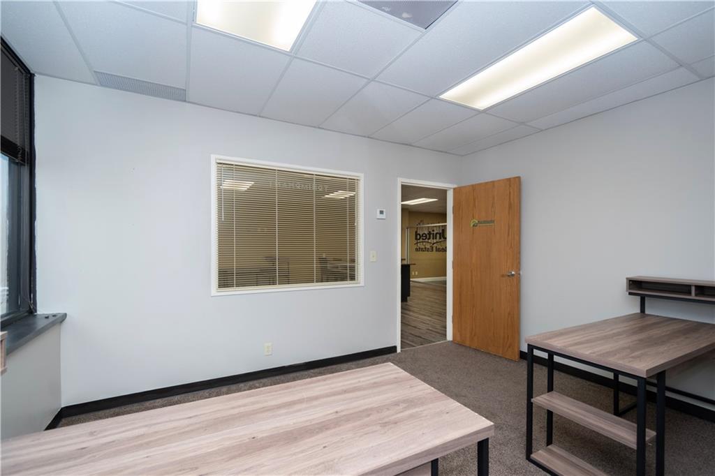 8320 N Oak - 222 Trafficway