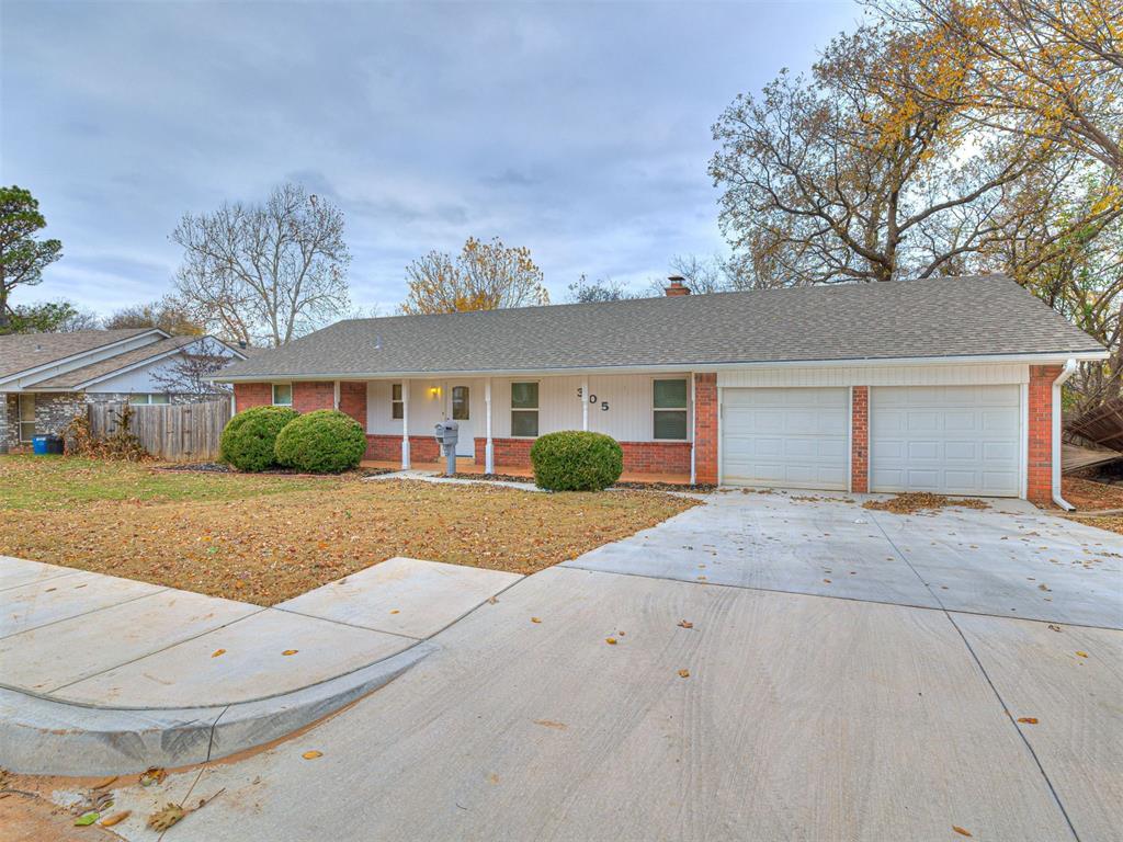Remodeled 3 bedroom, 2 bath, 2 car garage home with new windows, paint, tile, stainless appliances, garage door openers, fenced yard.
In great shape.
Listing broker is an owner of the LLC that owns this home with real estate license #071687.