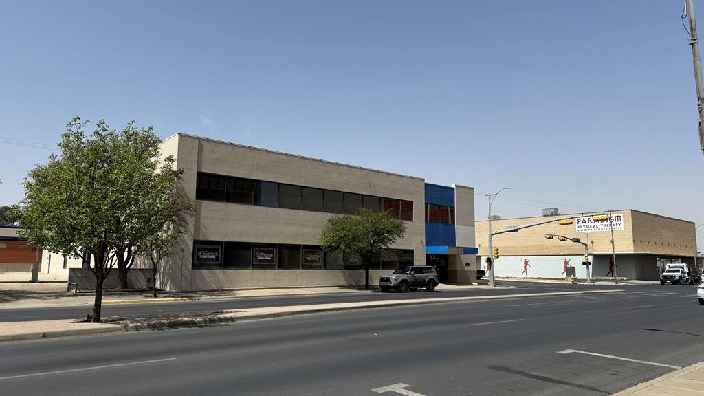 Incredible new price, tons of downtown parking! AS IS WHERE IS SALE. 28000 HEAT AND COOLED SQFT, 14000 SQFT BASEMENT. 1.127 ACRES. 3 ECAD TAX ROLLS. Grant Traffic count over 18,000 cars per day RPR 2024, CORNER LOCATION WITH 2 PARKING LOTS COMMERCIAL BUSINESS DISTRICT 2 ZONING, FORMER BANK BUILDING/ DRIVE - THRU, WALKING DISTANCE TO MARRIOTT, Approx 90+ Parking, Phase 1 report