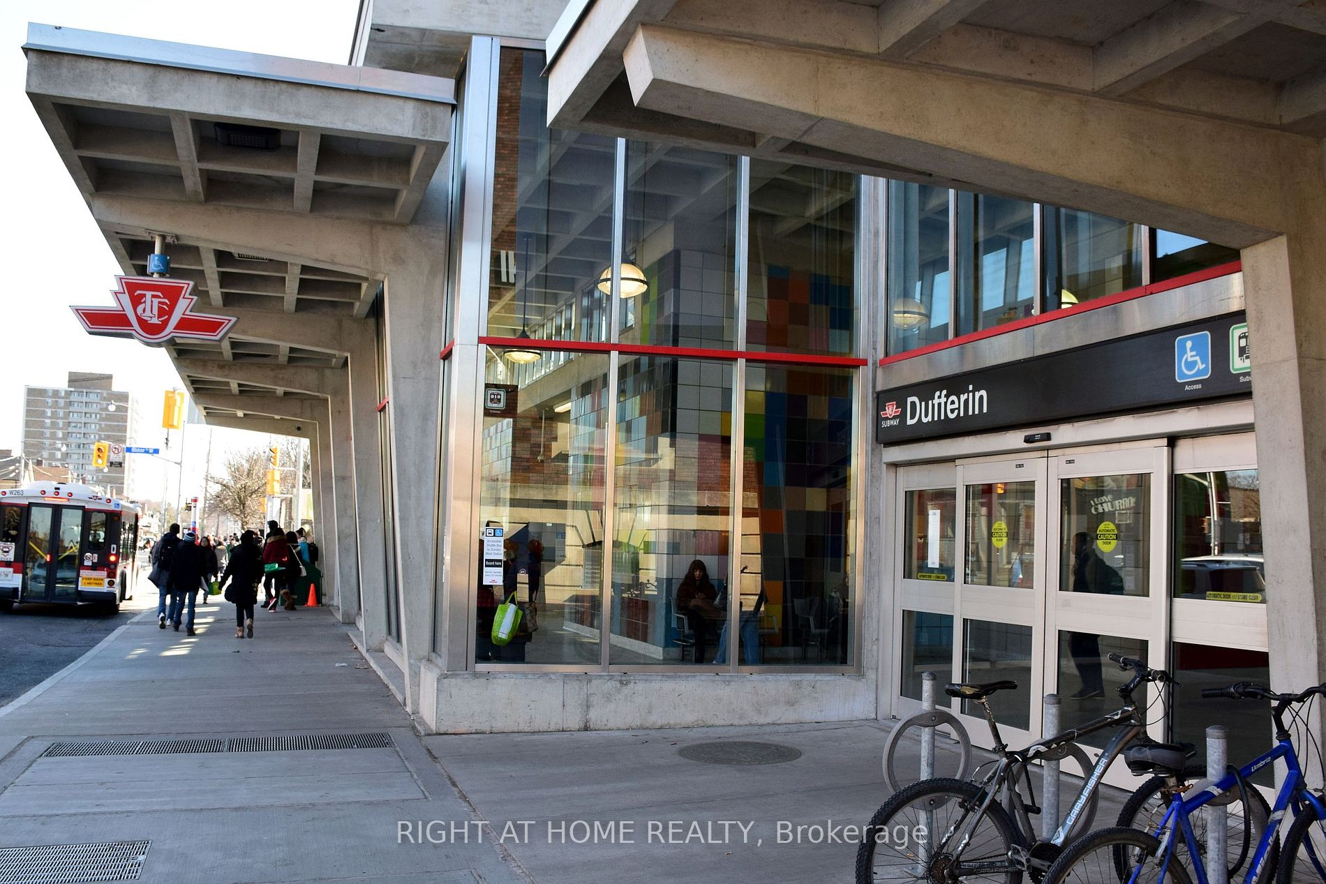 1054 Dufferin St 2nd Flr