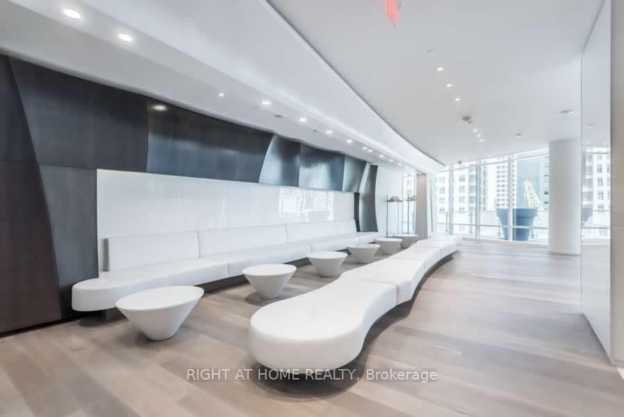 1 E Bloor St 5704