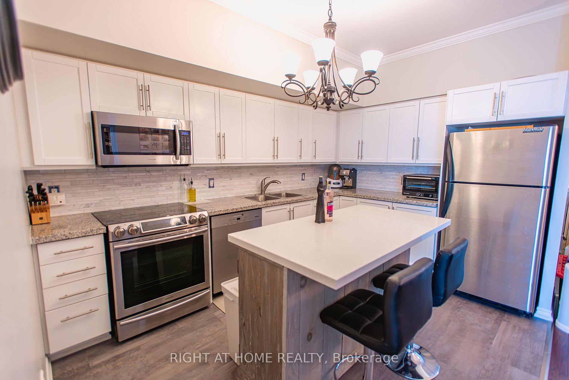 3830 Bathurst St 805