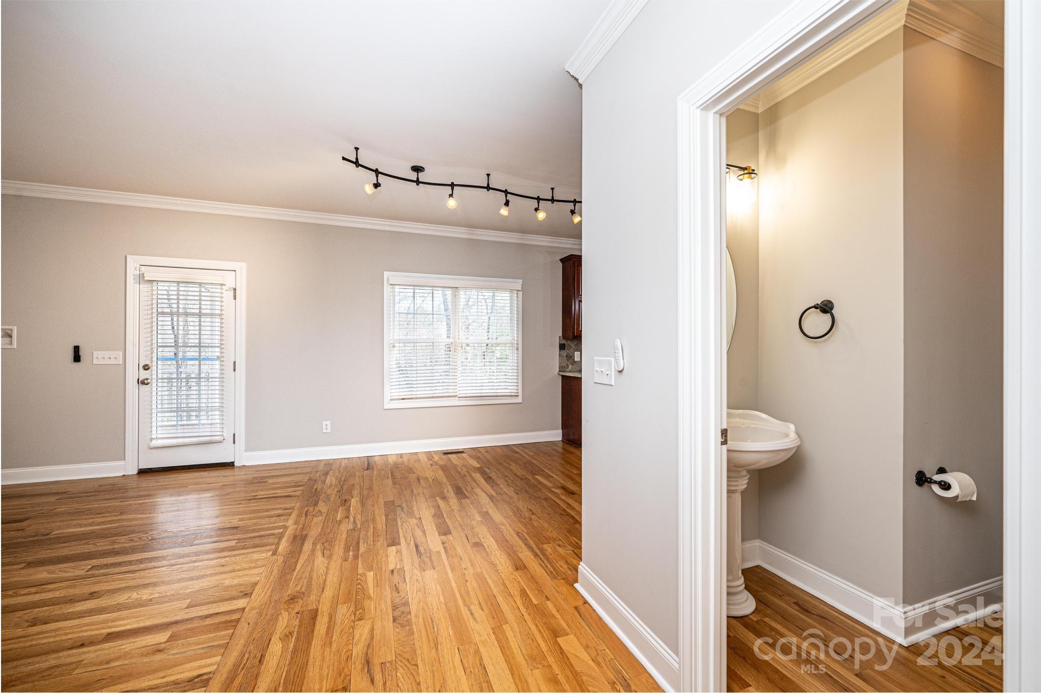 1021 38th Avenue NE 30