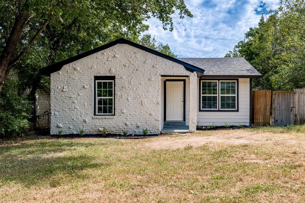 Completely Remodeled Fort Worth Charmer on Oversized Lot!Fully remodeled and move-in ready, this 2-bedroom, 1-bath Fort Worth home is packed with value, comfort, and modern updates—perfect for first-time buyers, investors, or anyone seeking low-maintenance living on a large lot. Recent renovations include a brand-new 2025 roof, all-new windows, and fresh interior and exterior paint for a bright, clean look both inside and out.
Step inside to find a thoughtfully redesigned layout with new luxury vinyl plank flooring, plush carpet in the bedrooms, and updated tile. The bright and open layout is filled with natural light, making the space feel spacious and inviting. The stylish kitchen features newly installed countertops and updated sinks, creating a fresh and functional space for daily living. The full bathroom has also been beautifully updated to match the home's contemporary finish-out. With 750 square feet of fully optimized space and situated on an oversized lot, this home offers the rare combination of open-concept design and outdoor potential. Whether you’re relaxing inside or envisioning future outdoor projects, this charming home is a standout opportunity in an established Fort Worth neighborhood.