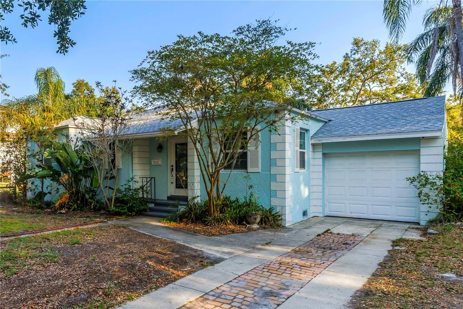 Prime Lot Opportunity in Bayshore Beautiful! This property is being sold for land value and offers a fantastic opportunity to build new in one of South Tampa’s most desirable neighborhoods. Situated on a charming, brick-lined street just steps from iconic Bayshore Boulevard, this 64’ x 135’ lot offers the perfect canvas to build your dream home in the heart of the prestigious Bayshore Beautiful neighborhood.
Surrounded by stunning new construction homes and mature oak trees, the area has undergone a transformation with beautifully designed residences that showcase the best of South Tampa living. Enjoy a truly walkable lifestyle with easy access to The Stovall House, Ballast Point Park, Tampa Yacht Club, and the vibrant shops, restaurants, and nightlife of SoHo, Palma Ceia, and Hyde Park.
Whether you're a custom home builder or a future homeowner, this is your chance to be part of a thriving, upscale community. Don’t miss this rare opportunity to build in Bayshore Beautiful!