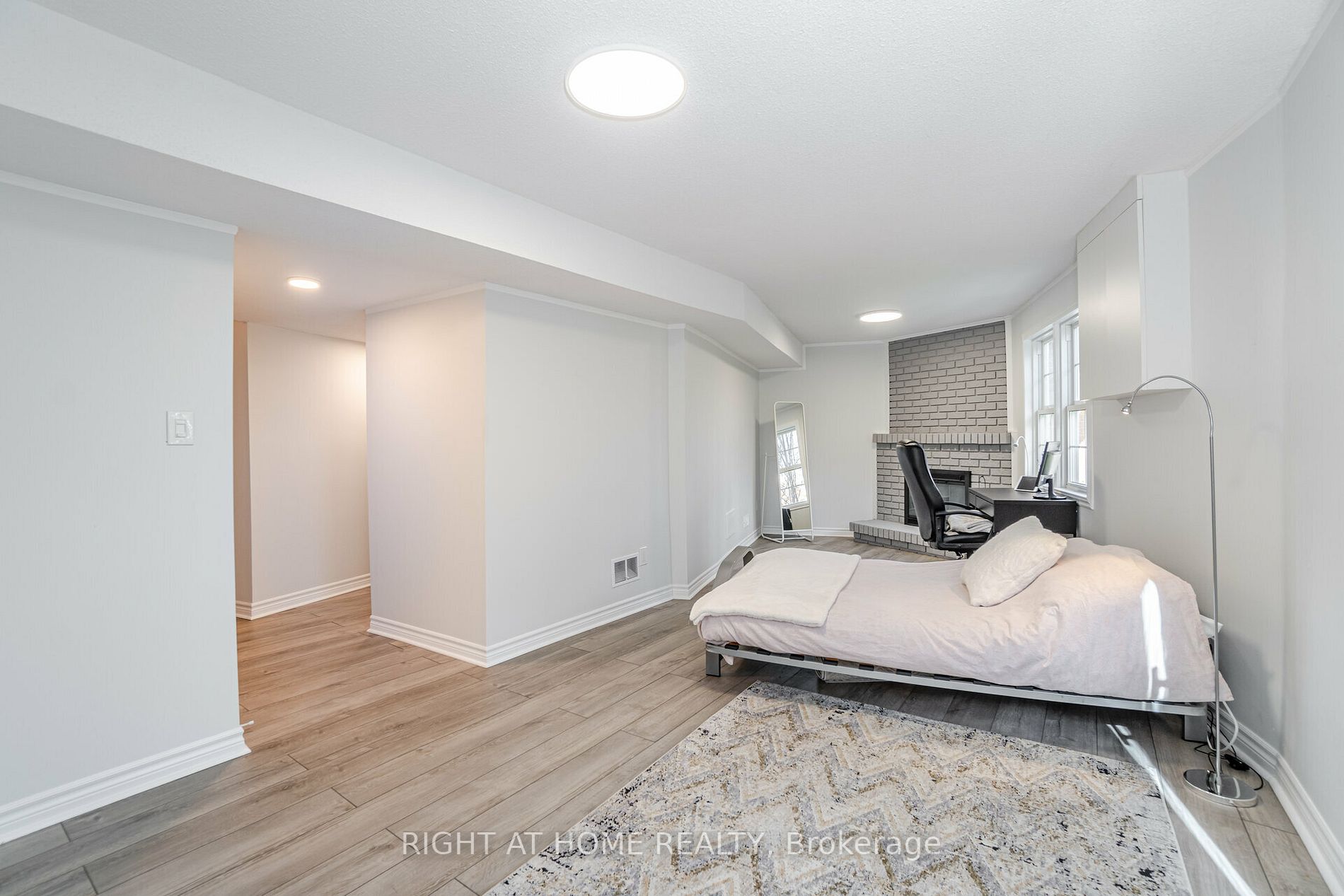 2120 E Rathburn Rd 72