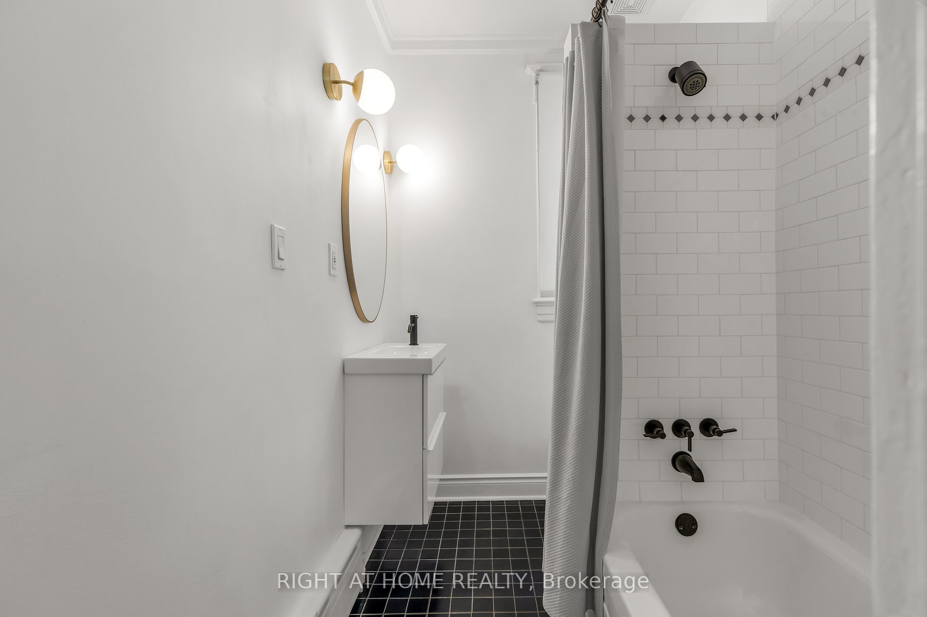 27 E Woodlawn Ave