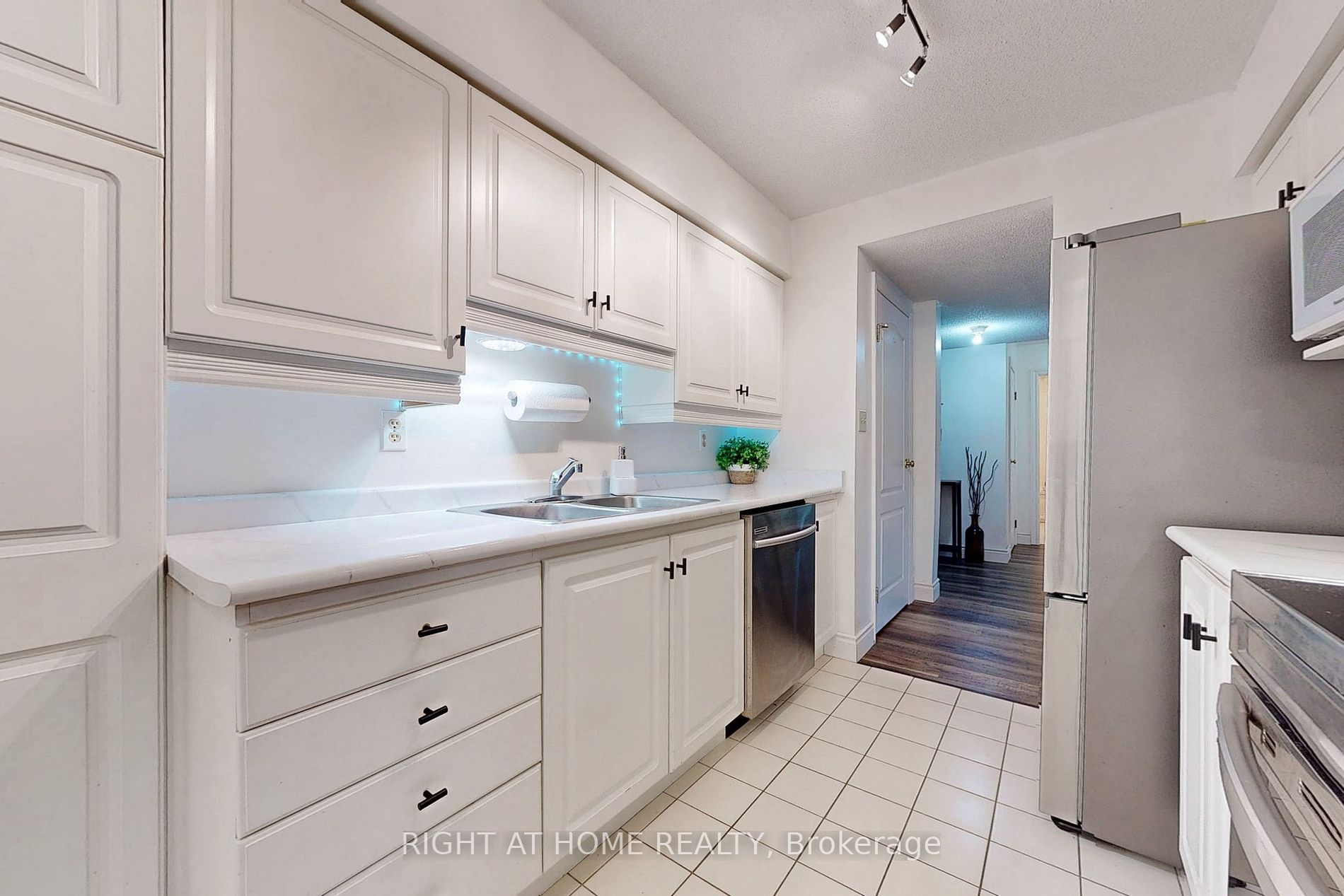 688 Preston Pkwy 403