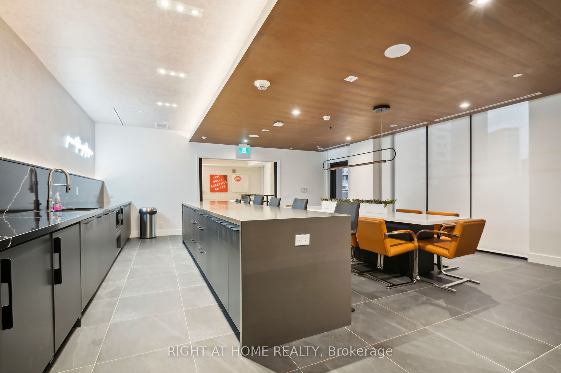 270 Dufferin St LPH17