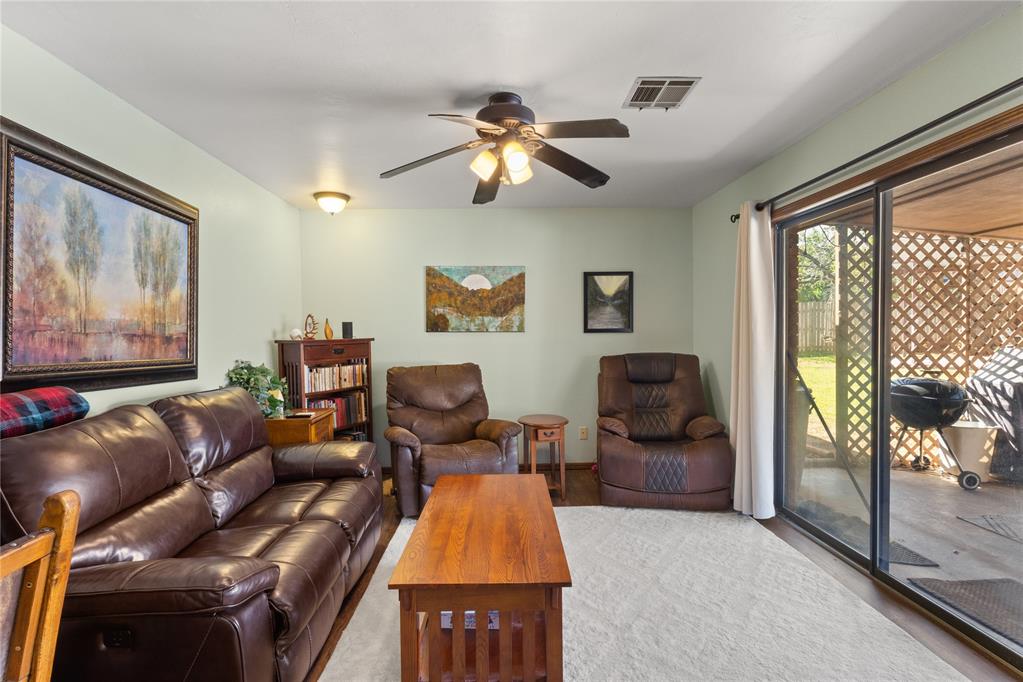 1421 E Quail