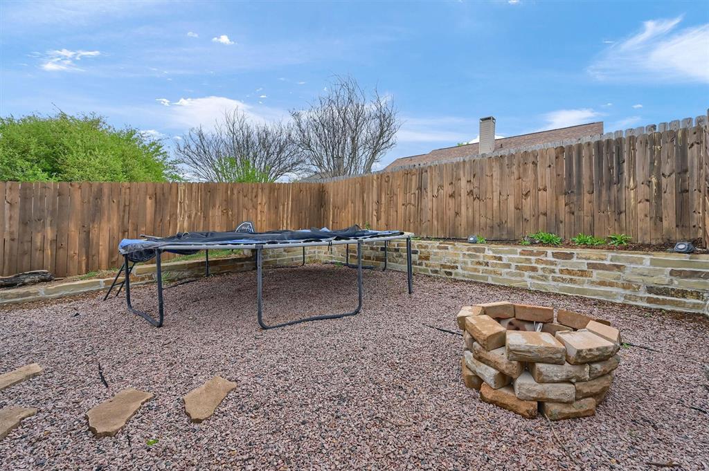 1933 Lakeview Circle