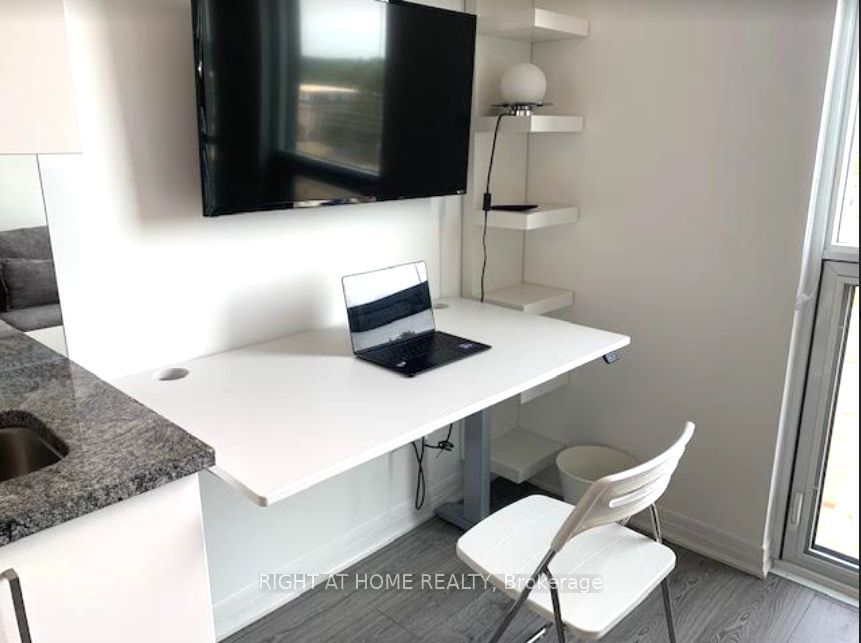 1900 N Simcoe St 604