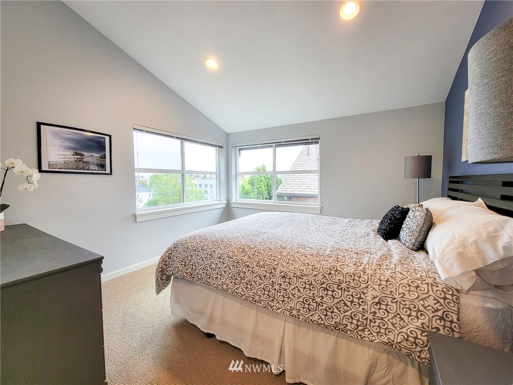 1209 Aurora Avenue N