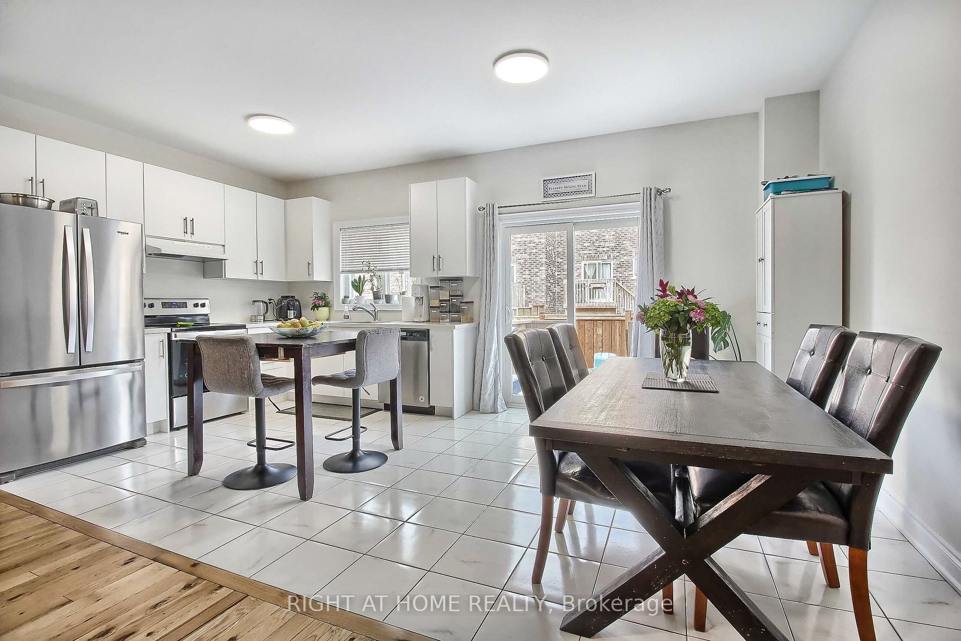 1143 Peelar Cres