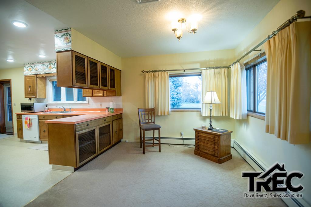 77 W Main St