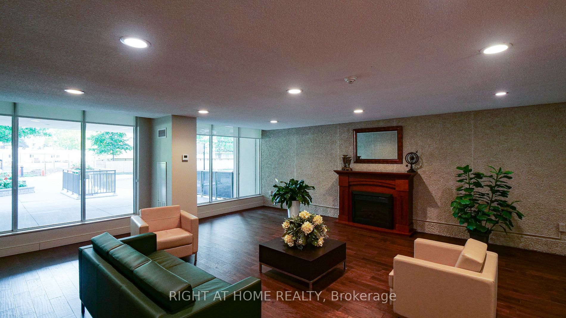 812 Burnhamthorpe Rd 705