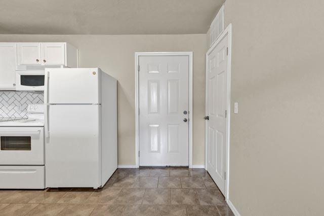 Looking for an awesome investment opportunity or wanting to be in a trendy skyrise campus condo?! This 2nd floor condo boasts 2 bedroom, 2 baths and 1026 square feet of modern charm. East-side unit is near Norman amenities and just a short scooter drive to OU's campus. Spacious living room is cozy with open floor plan to kitchen. Cook for 2 or 20 in the kitchen that has a refrigerator, dishwasher, microwave and an electric stove along with cabinet space galore. It's hard to find condos that also have washer/dryers! Enjoy luxury living with condo life that provides the ultimate clubhouse that features a pool table, poker table, full kitchen for entertaining and a theater with TV. There is an on-site fitness center! If you have fur babies, you will enjoy the on-site dog park. Whether you are wanting to enjoy low maintenance living or looking for an investment property to house your student while attending school; this is the place! Complex has an elevator making 2nd story living EASY!