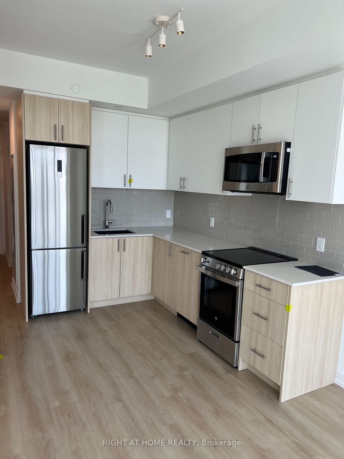 1195 Queensway N/A Lph909