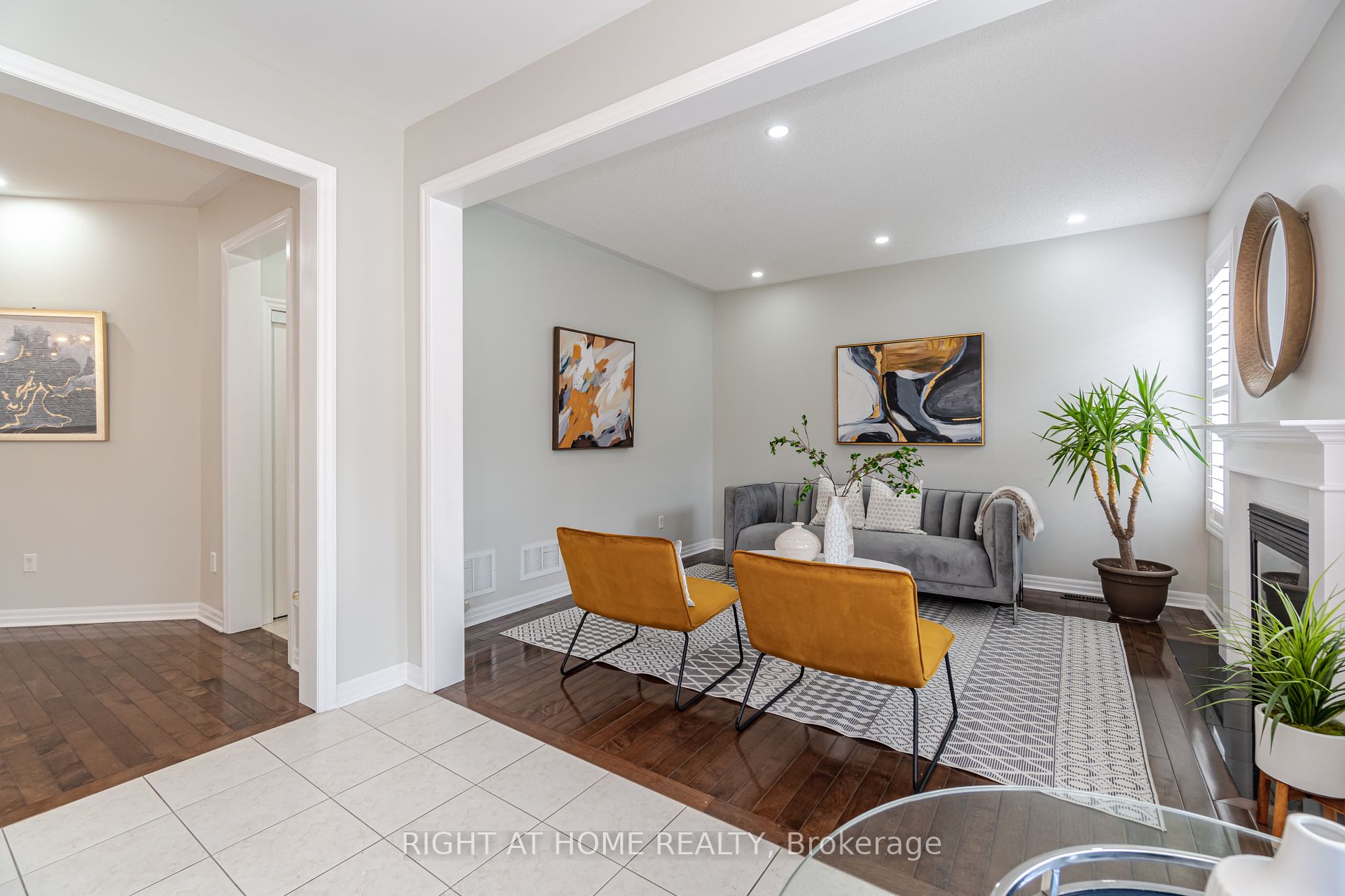 19 W Dehaviland Cres
