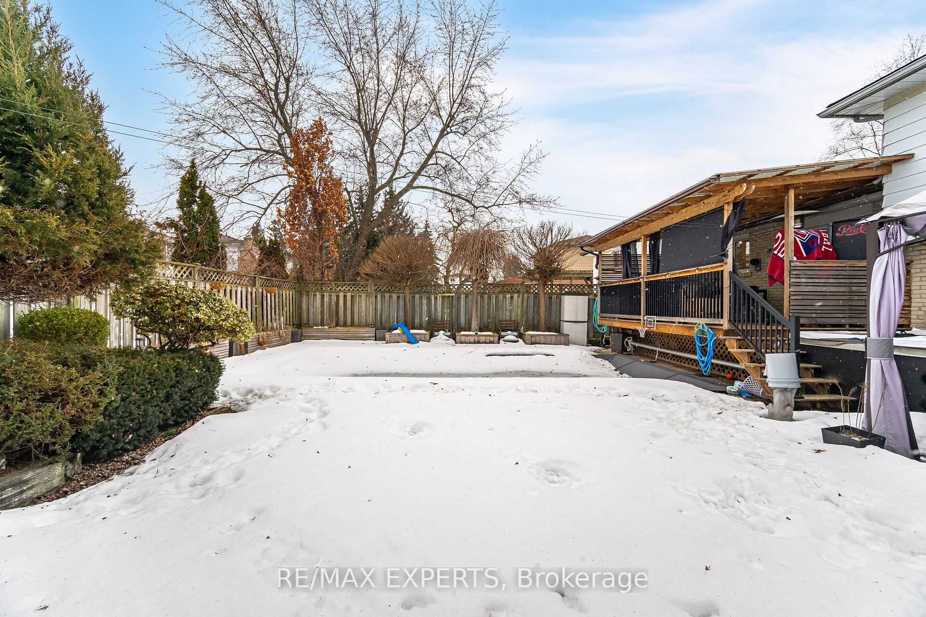 92 Ambleside Dr