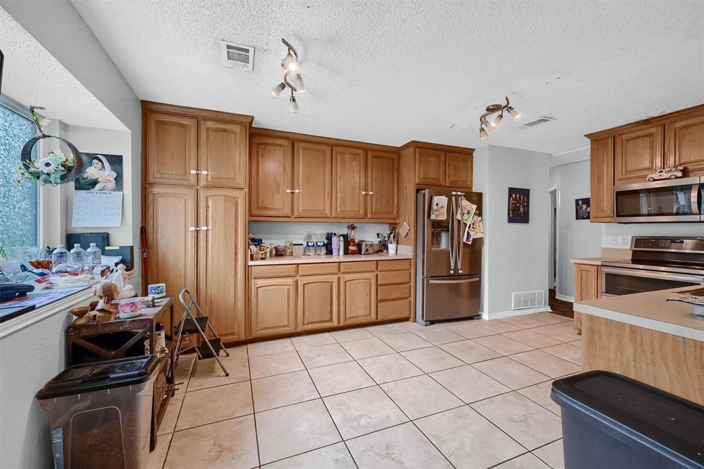 1933 Lakeview Circle